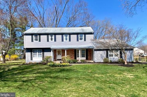 15 Larkspur Ln, Trenton, NJ 08648-1511