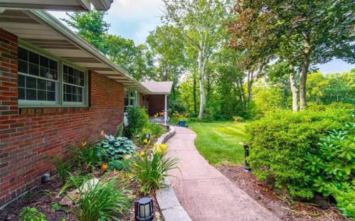 106 Oakcliff Rd, Middletown, CT 06457-5615