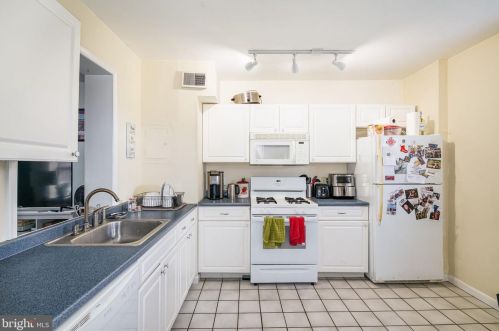 922 4 St, Philadelphia PA 19147-4104 exterior