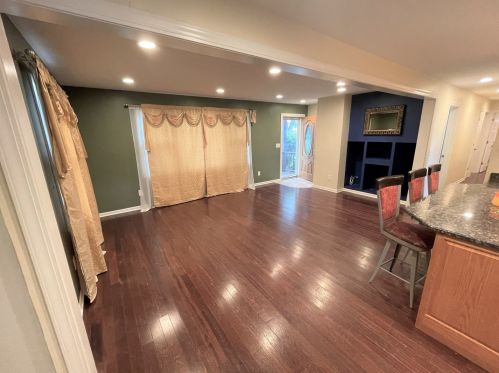163 Kings Rd, Carpentersville, IL 60110-1473