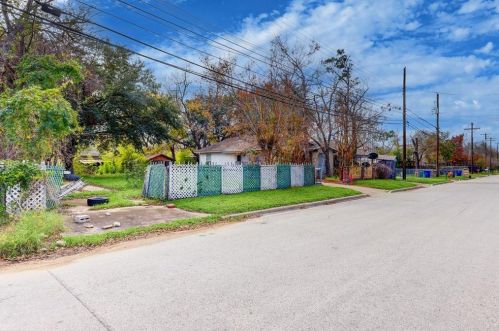 6209 Felix Ave, Austin TX  78741-3311 exterior