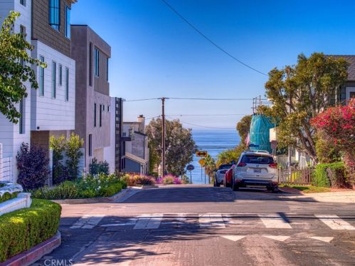 425 29th St, Manhattan Beach, CA 90266-2024