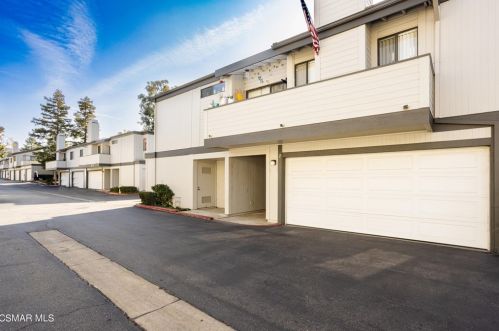 6490 Stoney View Ln, Simi Valley, CA 93063-6425