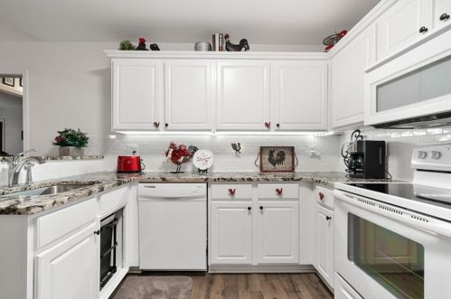 123 Stoneforest Dr, Holly Springs GA  30189-2554 exterior