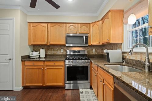 10121 Schoolhouse Woods Ct, Springfield VA  22015-2725 exterior