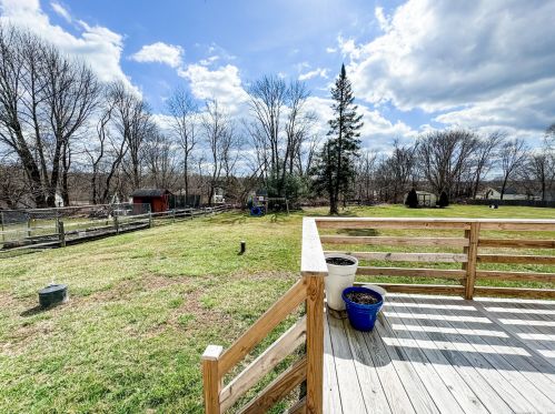 15 Bartlett Meadow Dr, Killingly CT  06241-1847 exterior