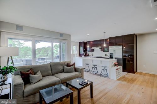 7594 Lakeside Village Dr, Falls Church, VA 22042-7528