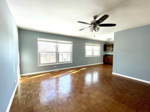 228 Tanglewood Dr, Arlington Hts, IL 60004-1902