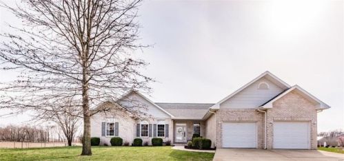 9943 Bending Oaks Dr, Lebanon, IL 62254-2731