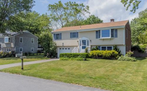 24 Reardon Dr, Middletown, RI 02842-5249