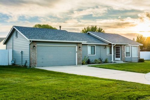 1021 Crest Wood Cir, Meridian, ID 83642-2814