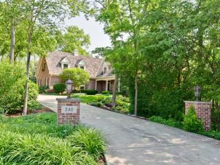 240 Hawthorne Rd, Green Oaks, IL 60048-2438