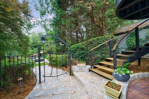 2858 Hl Dr, Atlanta GA  30305-3422 exterior