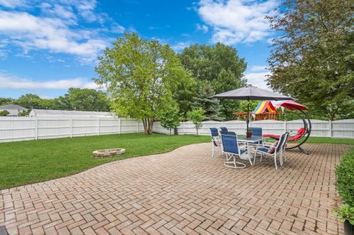 383 Kingsport Dr, Gurnee, IL 60031-5640