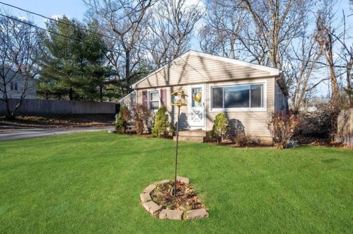 55 Marshall Ave, Warwick, RI 02886-7832