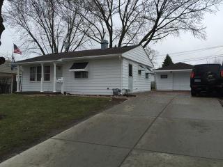 39 Cardinal Ln, Carpentersville, IL 60110-1603