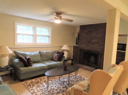 10 Summit Dr, Windsor CT  06095-3238 exterior