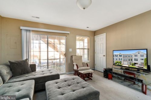 7020 Sauvage Ln, Gainesville, VA 20155-1671