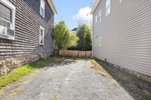 39 Holland St, Middletown, RI 02840-3415