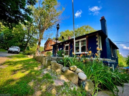 4 Hamilton Rd, Sparta, NJ 07871-3824