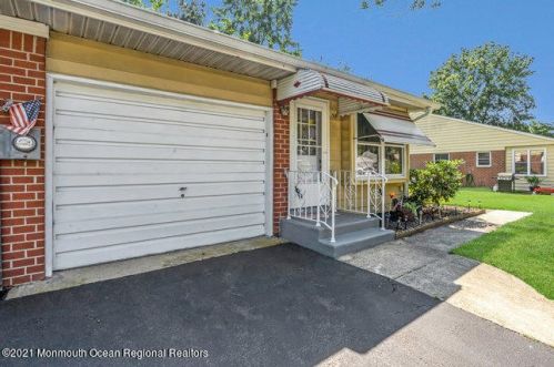 5 Salem Dr, Lakehurst, NJ 08759-6337