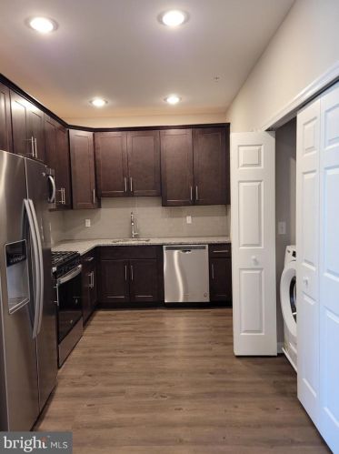 943 Halifax Pl, Trenton NJ  08619-2070 exterior