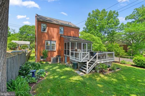 800 Easley St, Silver Spring MD 20910-4587 exterior