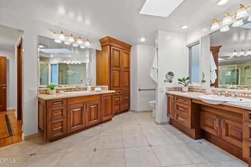 3333 Country Club Dr, Glendale CA  91208-1717 exterior