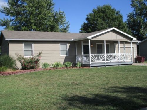 306 Madison St, Hillsboro, KS 67063-1244