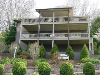 704 Azalea Dr, Beech Bottom, NC 28657-8806