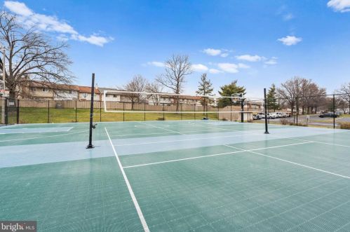 827 Spring Knoll Dr, Herndon VA  20170-3920 exterior
