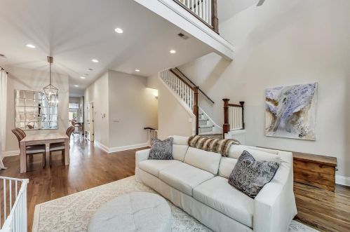 1435 Henderson St, Chicago, IL 60657-2103