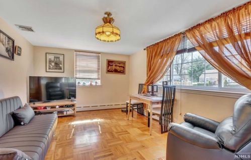 351 Vomel Dr, N Milford, NJ 07646-2437