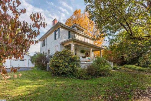 221 Thornrose Ave, Staunton, VA 24401-3164