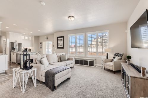 6544 Hvn Maple Dr, Taylorsville UT 84081-4162 exterior