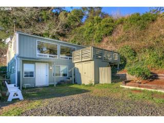 726 13th St, Newport OR  97365-4721 exterior