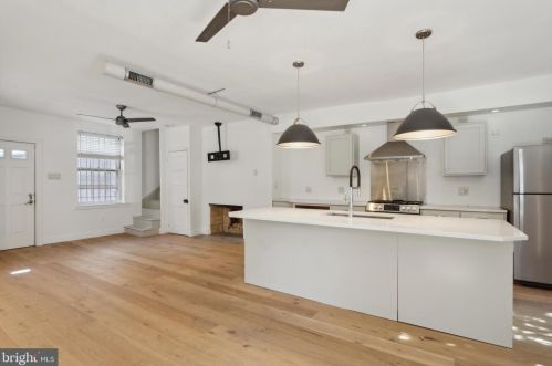 902 American St, Philadelphia PA  19123-2209 exterior