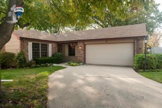 9 Southbury Ct, Streamwood, IL 60107-1925