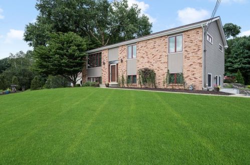 32 River Dr, Providence, RI 02919-6348