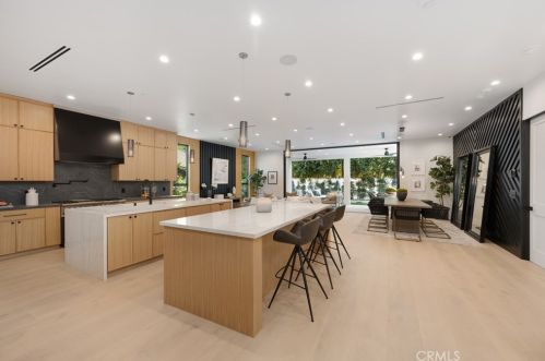 15442 Camarillo St, Van Nuys CA  91403-1039 exterior