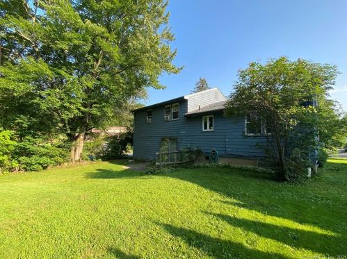 2 Blue Spruce St, Middletown CT  06457-5008 exterior