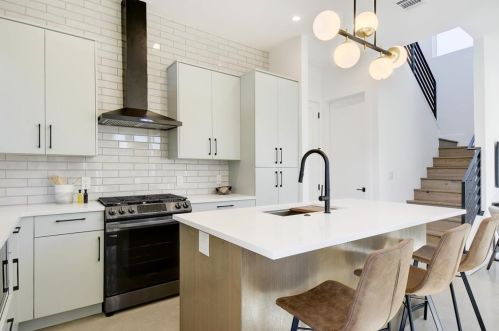 4907 Delores Ave, Austin TX  78721-2107 exterior