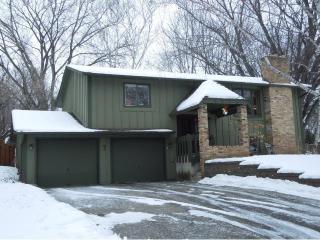 3046 Pine Ridge Dr, Saint Paul, MN 55121-1908