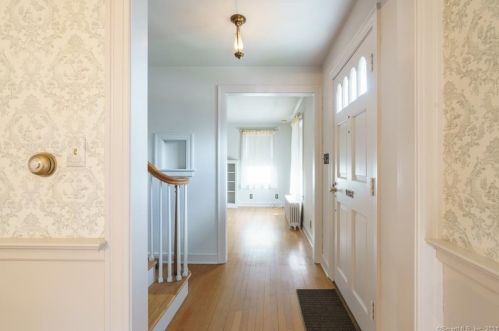 15 Nathan Ct, Waterbury, CT 06708-1917