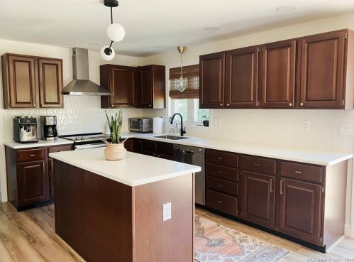 422 River St, Windsor CT  06095-1321 exterior