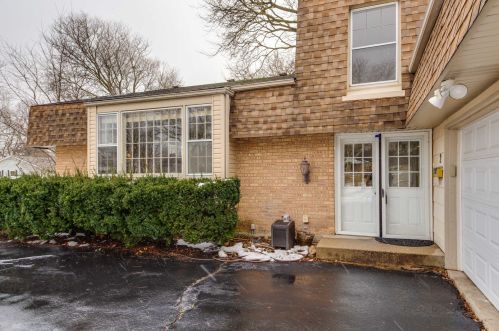 2 Woods Chapel Rd, Rolling Meadows, IL 60008-2357