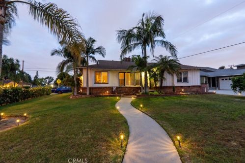 9388 Farm St, Downey, CA 90241-2954