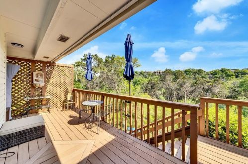 10655 Floral Park Dr, Austin TX  78759-5107 exterior