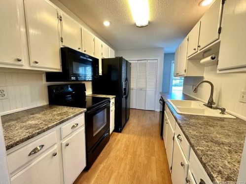 84 Mccormick Ln, Middletown CT  06457-2076 exterior