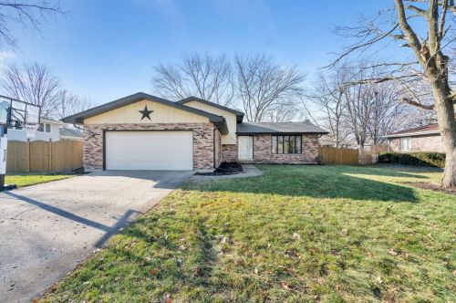 203 Arrowhead Dr, Minooka, IL 60447-8744